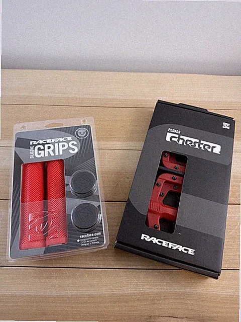 RaceFace Chester Bike Pedals + Love Handle Grips NEW #5749 Race Face